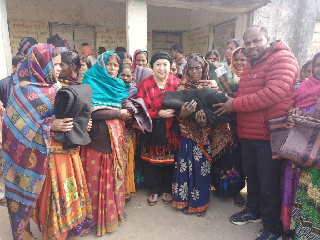 Distribution of blankets among the poor at bus stand near Sikariya Mod&nbsp;Gaya.