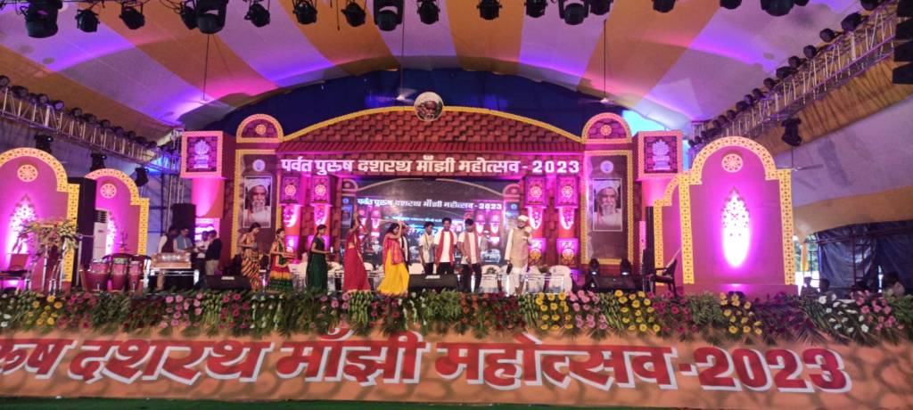 Great performance by  school children on  Baba Dasrath Manjhi&nbsp;Festival